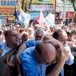 Democracia na Republica das Bananas - Folha.com - Poder - Serra cancela agenda no Rio após pancada na cabeça; veja vídeo - 20/10/2010