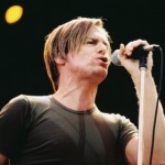Cantor Bryan Adams espera um bebê com sua assistente.