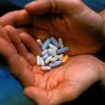 Pacientes com HIV voltam a sofrer com falta de remédios.