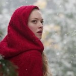 Amanda Seyfried recria Chapeuzinho Vermelho no thriller 'A garota da capa vermelha'.