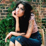 Aos 27 anos Amy Winehouse é encontrada morta.