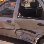 Em Curitiba (PR) - Sem cinto no banco de trás, criança é ejetada de carro após acidente.
