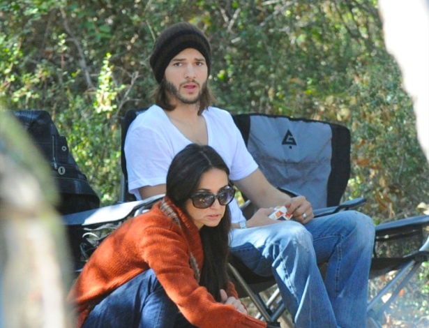 Demi Moore e Ashton Kutcher são vistos acampando em Santa Bárbara, Estados Unidos (09/10/2011)Demi Moore e Ashton Kutcher são vistos acampando em Santa Bárbara, Estados Unidos (09/10/2011)