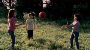 Crianças jogando bola na floresta
