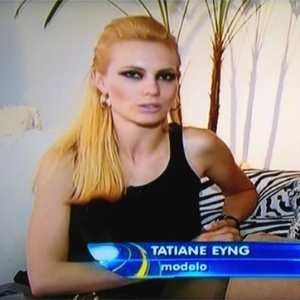 A modelo Tatiane Eyng durante entrevista para o "Domingo Espetacular" (22/1/12)