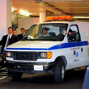 Ambulancia que levou Whitney Houston ao necróterio.