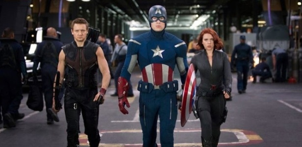 Imagem de "Os Vingadores" com os atores Jeremy Renner, Chris Evans e Scarlett Johansson interpretando Gavião Arqueiro, Capitão América e Viúva Negra