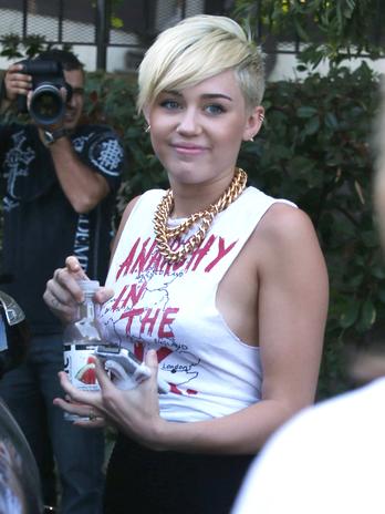 Miley Cyrus sem sutiã